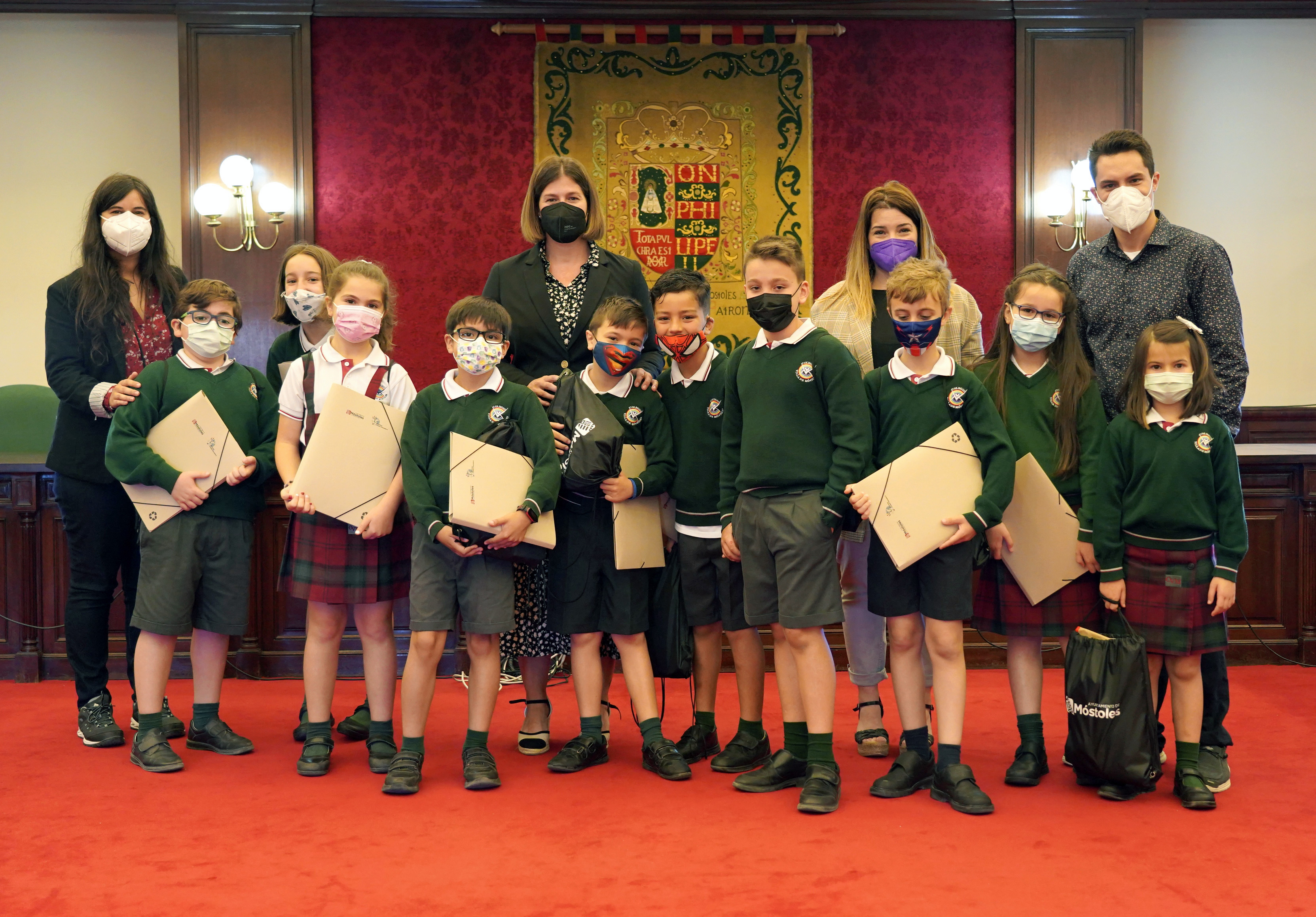Texto Alternativo: Alumnos de Primaria del colegio Villa de Móstoles entregan sus cartas a la Alcaldesa Noelia Posse