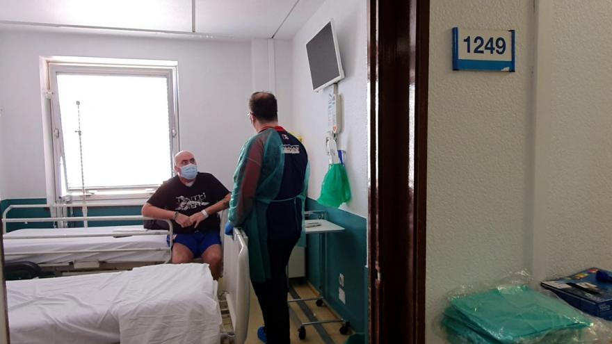 Texto Alternativo: El 12 de Octubre utiliza un pulmón artificial para la recuperación de un paciente COVID-19