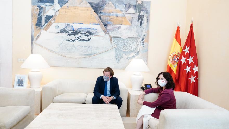 Texto Alternativo: Díaz Ayuso mantiene con el alcalde de Madrid su primera reunión institucional tras tomar posesión