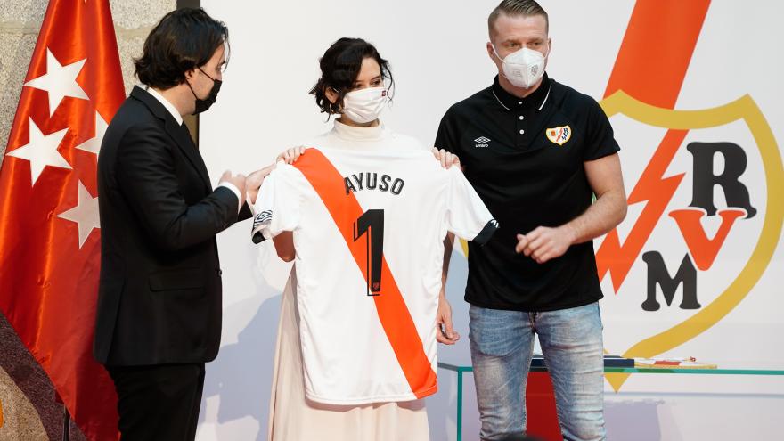 Texto Alternativo: Díaz Ayuso felicita al Rayo Vallecano por su ascenso a la Primera División