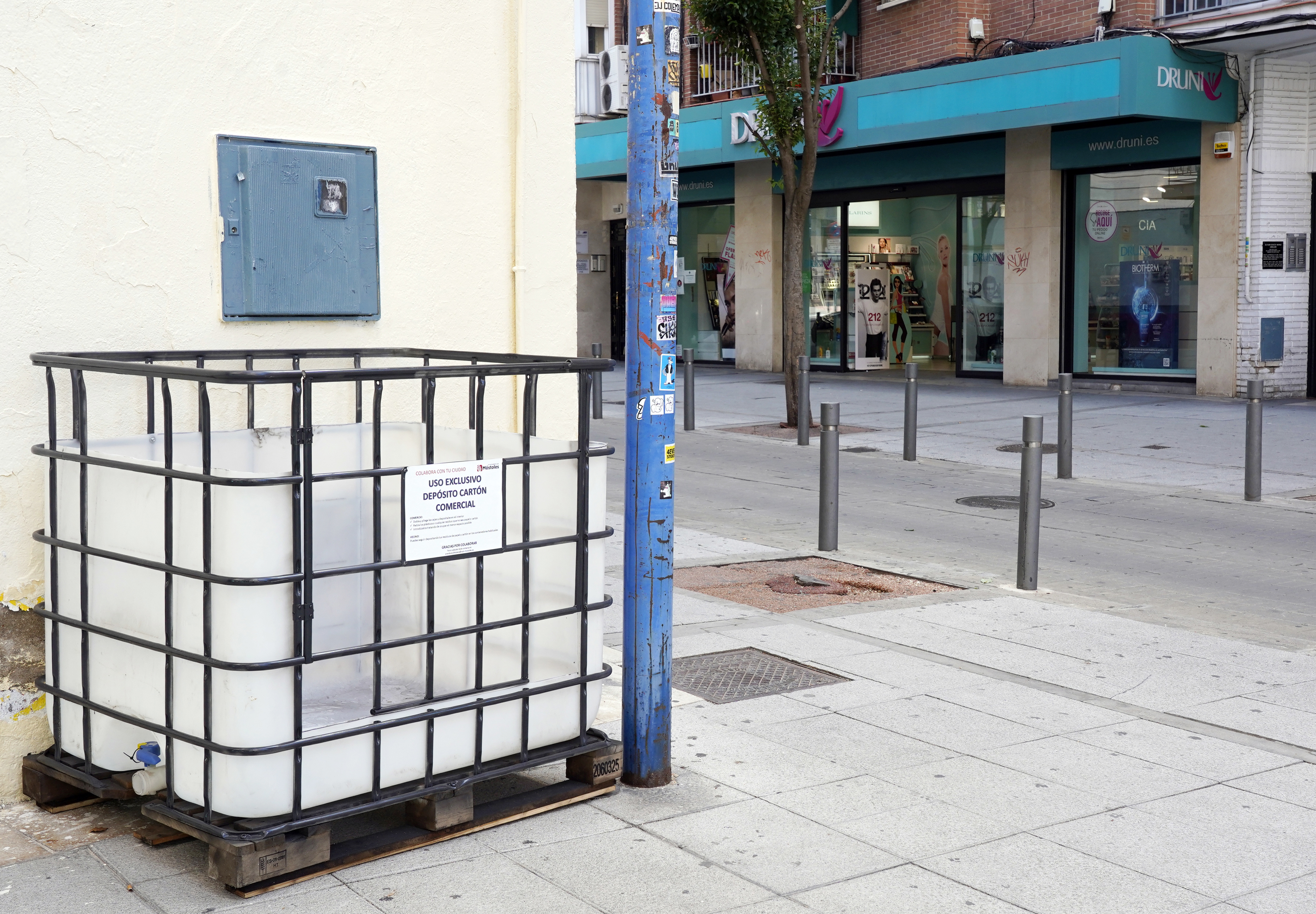 Texto Alternativo: El Gobierno de Móstoles instala jaulas recolectoras para la recogida de cartón y papel comercial