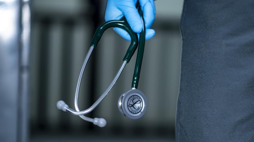 Texto Alternativo: Cuidamos la salud laboral del personal sanitario
