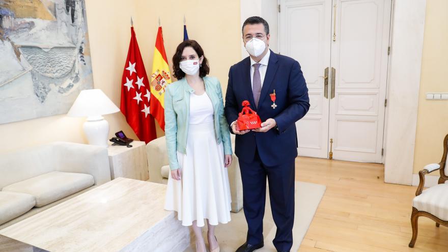 Texto Alternativo: Díaz Ayuso concede la Medalla Internacional de la Comunidad de Madrid a Apostolos Tzitzikostas