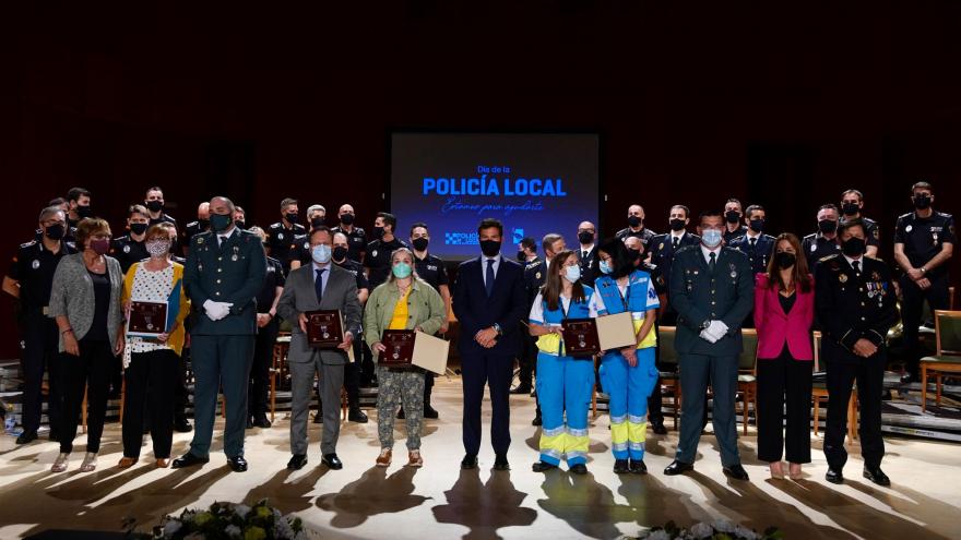 Texto Alternativo: Puerta de Hierro recibe la medalla de la Policía de Las Rozas por su trabajo durante la pandemia
