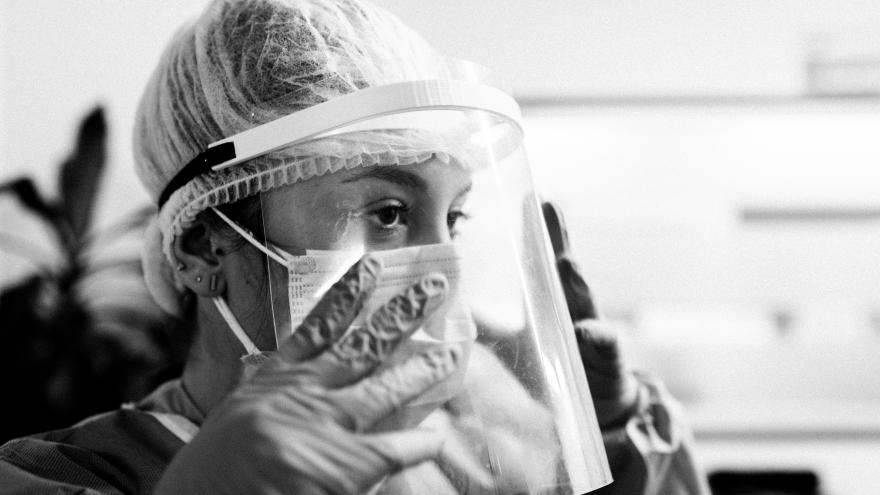 Texto Alternativo: Una exposición muestra la labor de los profesionales del Hospital de Getafe en la pandemia