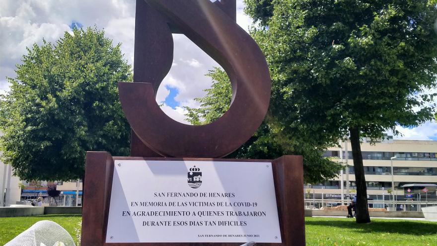 Texto Alternativo: Profesionales del Hospital del Henares acuden a un acto de homenaje a las víctimas de COVID-19