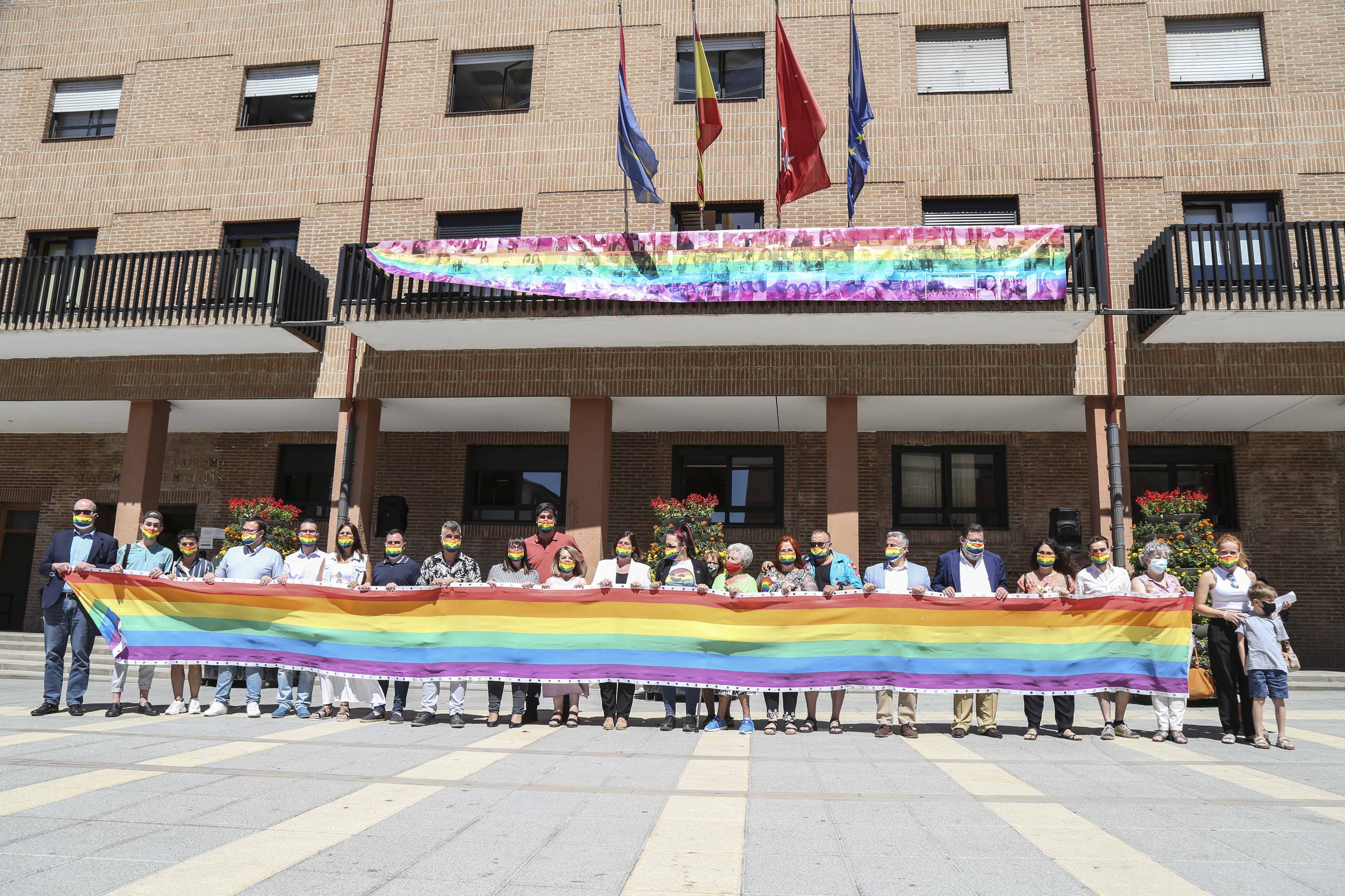 Texto Alternativo: Móstoles muestra su apoyo al colectivo LGTBI en el Día Internacional del Orgullo LGTBI
