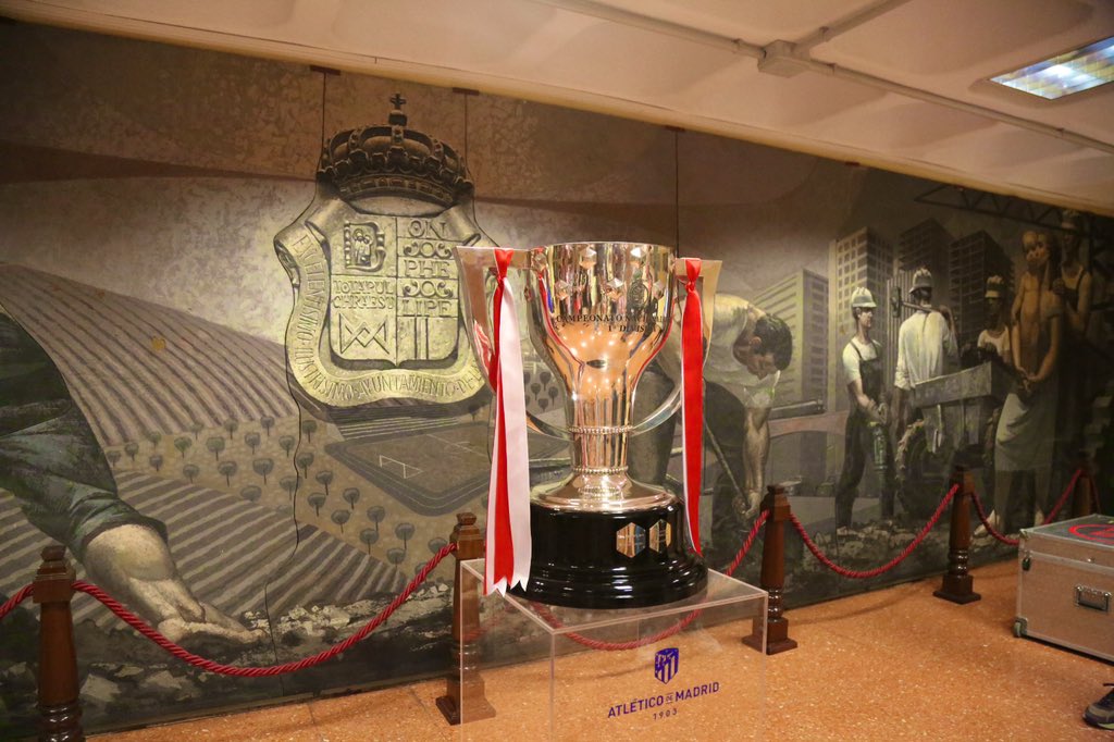Texto Alternativo: Los seguidores atléticos de Móstoles se fotografían con undécima Copa de la Liga conseguida por el Atlético de Madrid