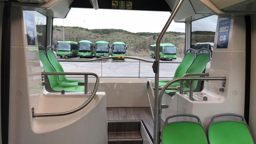 Texto Alternativo: El Gobierno de la Comunidad mejora el servicio de varias líneas de autobús que prestan servicio a Móstoles y Navalcarnero
