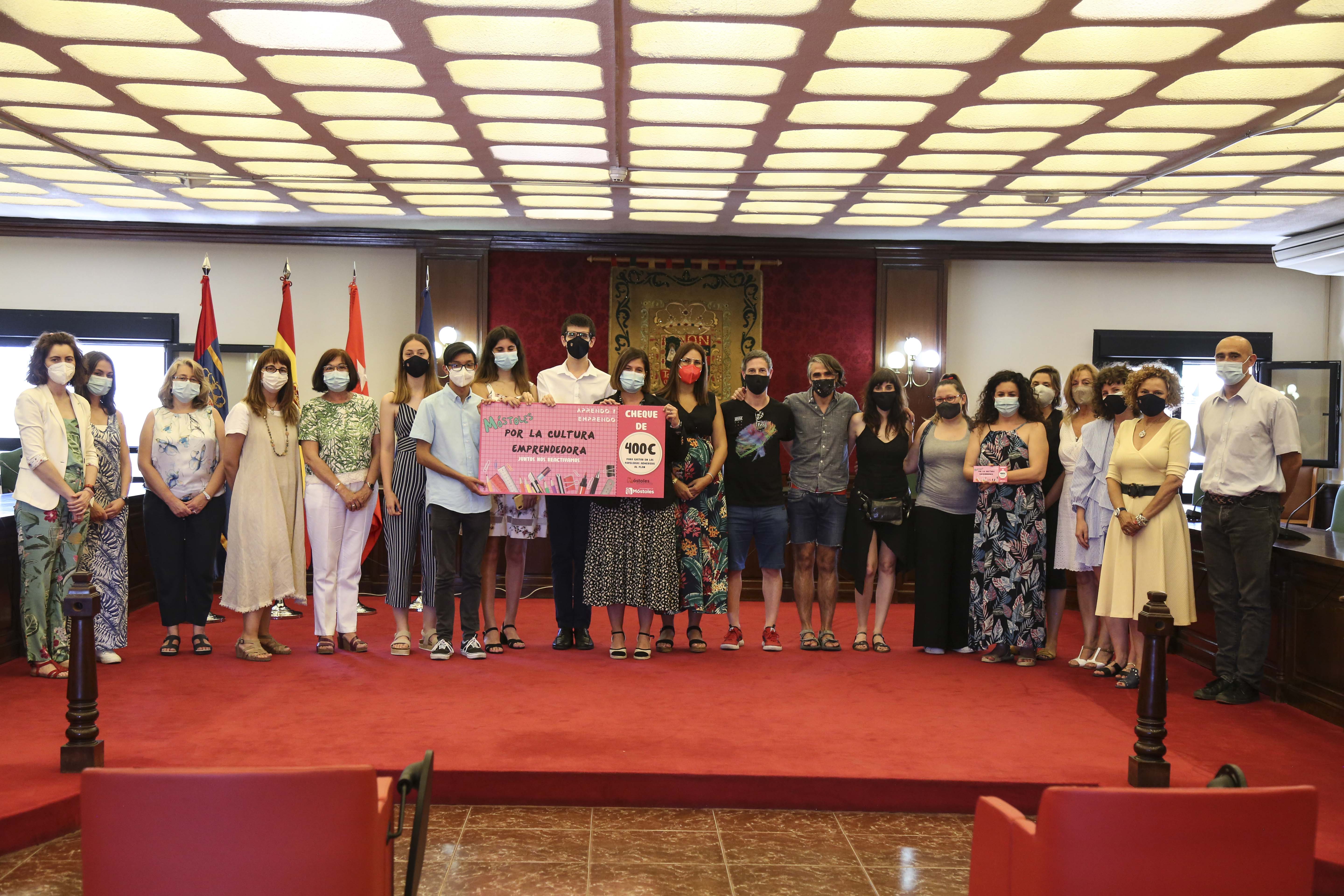Texto Alternativo: La Alcaldesa de Móstoles reconoce a los participantes del certamen para estudiantes Aprendo y Emprendo con 400 euros canjeables en el comercio local