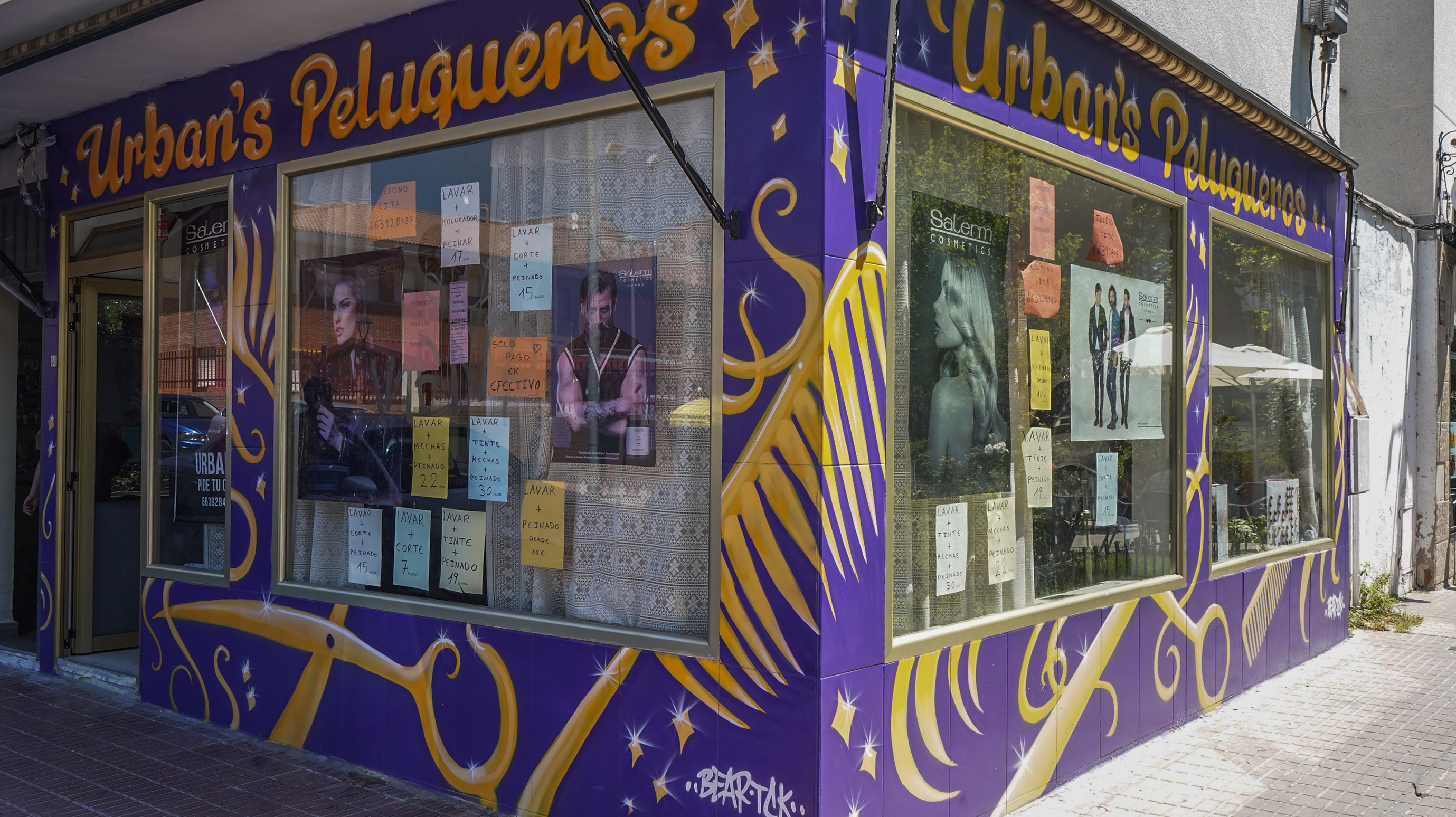 Texto Alternativo: La Alcaldesa visita la peluquería Urban’s dentro de la campaña de apoyo al empresariado local