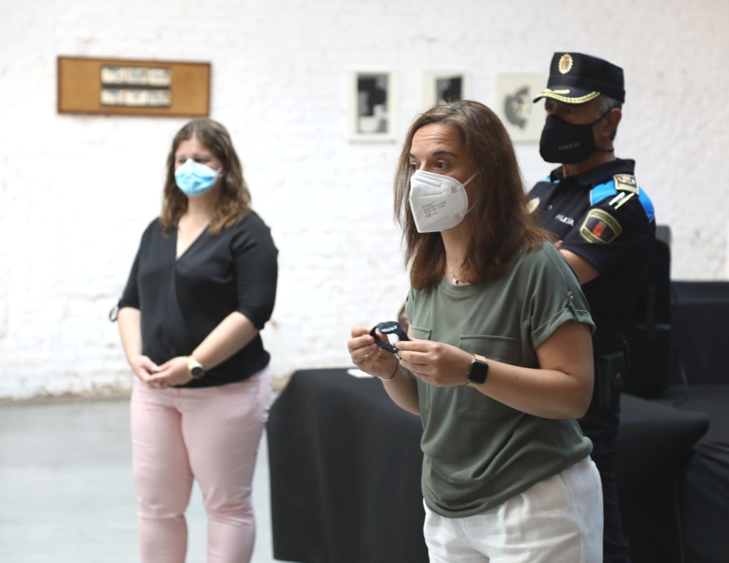 Texto Alternativo: Getafe comienza a entregar pulseras de aviso en semáforos para las personas con discapacidad visual