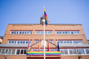 Texto Alternativo: Los juzgados rechazan la petición del Grupo Municipal Vox de retirar la bandera arcoiris del balcón municipal, instalada con motivo de la celebración del Día del Orgullo LGTBI