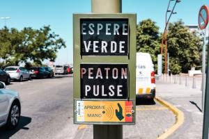 Texto Alternativo: ESMASA instalará 50 nuevos semáforos con sensores que los vecinos podrán activar sin contacto