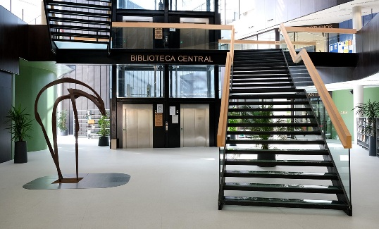 Texto Alternativo: La Biblioteca Central acoge la escultura Viraje III de la artista Mar Solís hasta el próximo 17 de octubre
