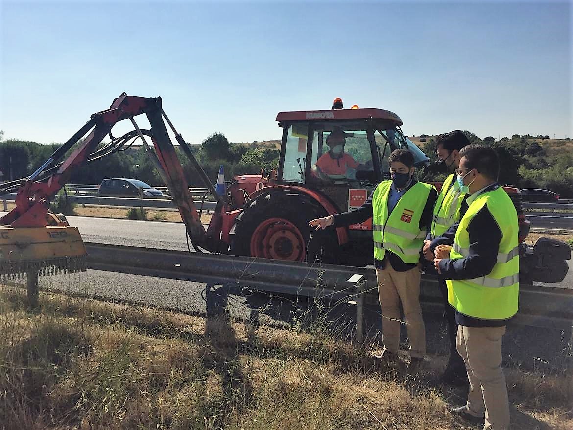 Texto Alternativo: El consejero de Transportes e Infraestructuras visita Villaviciosa de Odón para comprobar el desarrollo de los trabajos de desbroce en los márgenes de la carretera M-501