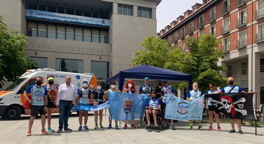 Texto Alternativo: El Ayuntamiento de Leganés recibe al grupo de Corredores solidarios que visita las 179 ciudades de Madrid para visibilizar la ELA
