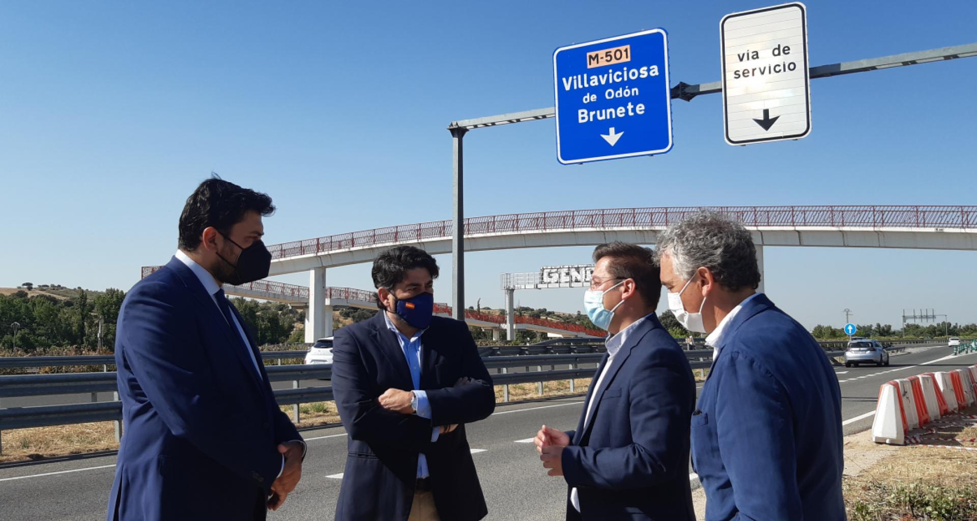 Texto Alternativo: El alcalde analiza con el consejero de Transportes e Infraestructuras las necesidades de movilidad en Villaviciosa de Odón