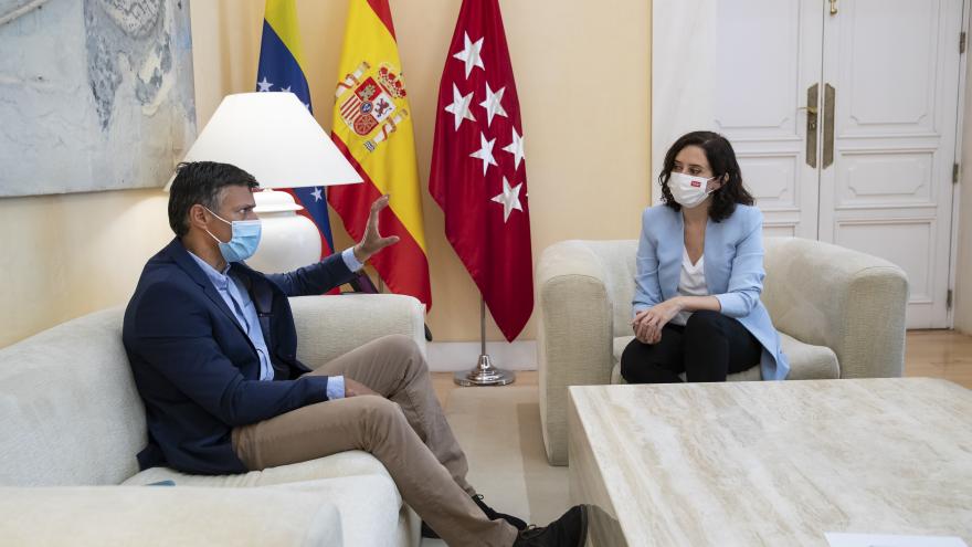 Texto Alternativo: Díaz Ayuso recibe a Leopoldo López para analizar la situación de Venezuela