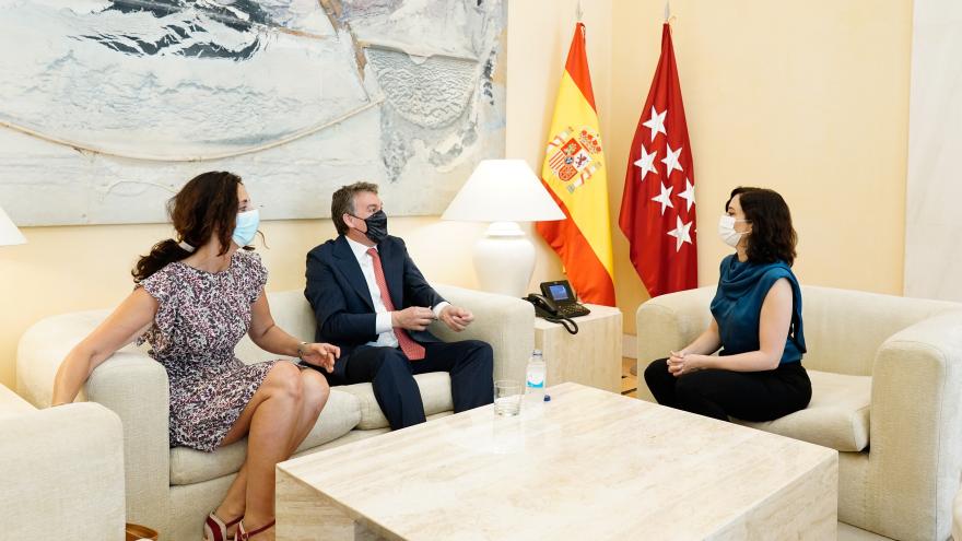 Texto Alternativo: Díaz Ayuso aborda con Vodafone la digitalización de los servicios públicos