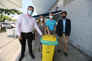 Texto Alternativo: ESMASA reparte cubos de apoyo para potenciar el reciclaje de envases entre el comercio local