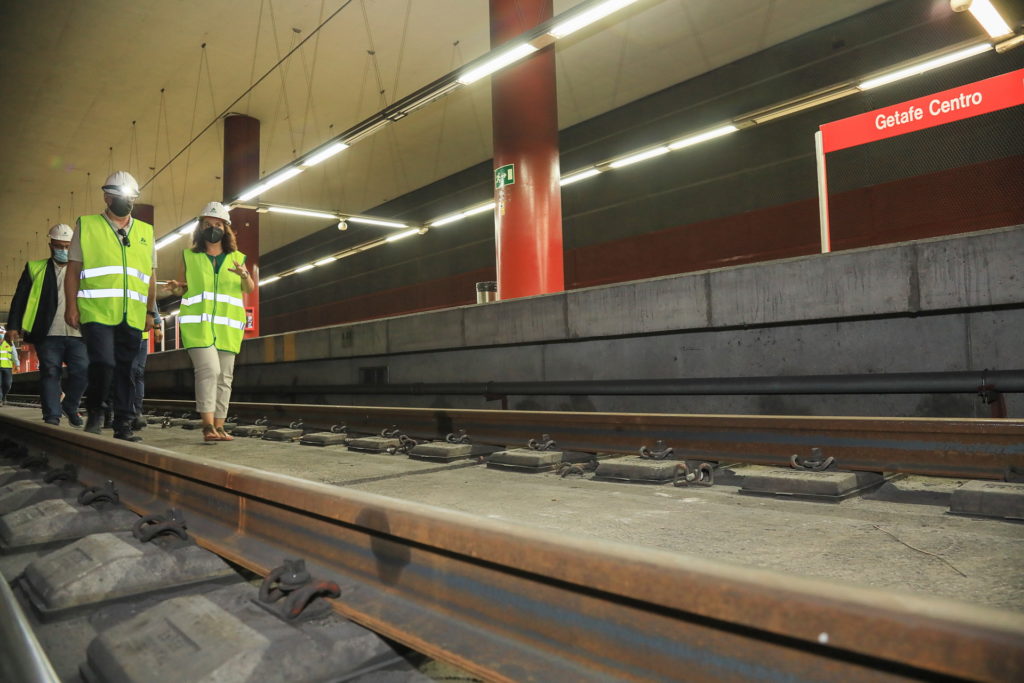 Texto Alternativo: Vecinos afectados por vibraciones del tren visitan las obras de ADIF que les pondrá solución