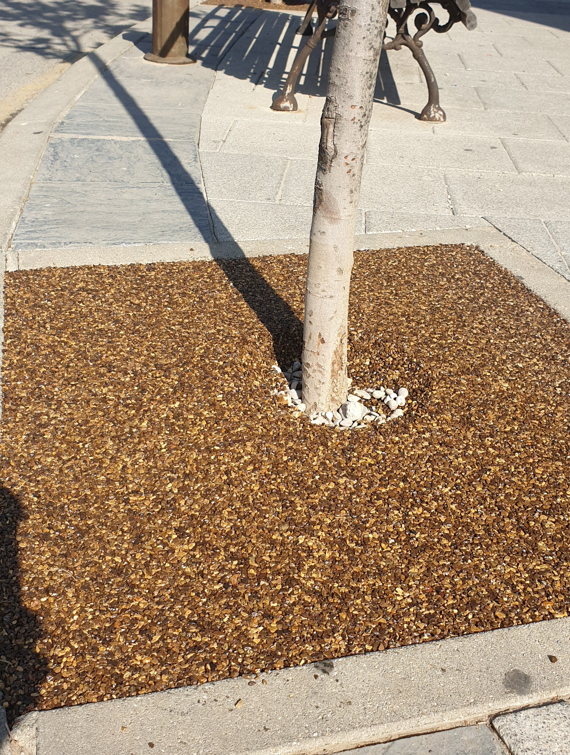 Texto Alternativo: El Ayuntamiento instala en los alcorques del casco urbano pavimento que facilita el tránsito por las aceras