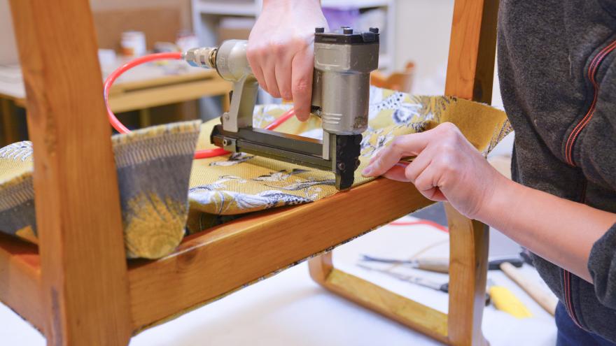 Texto Alternativo: La Comunidad de Madrid colabora con la Real Fábrica de Tapices para conservar el patrimonio textil
