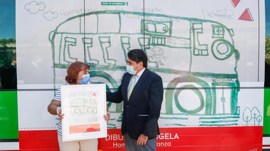 Texto Alternativo: Homenajeamos a las personas con discapacidad en el vinilado de un autobús interurbano