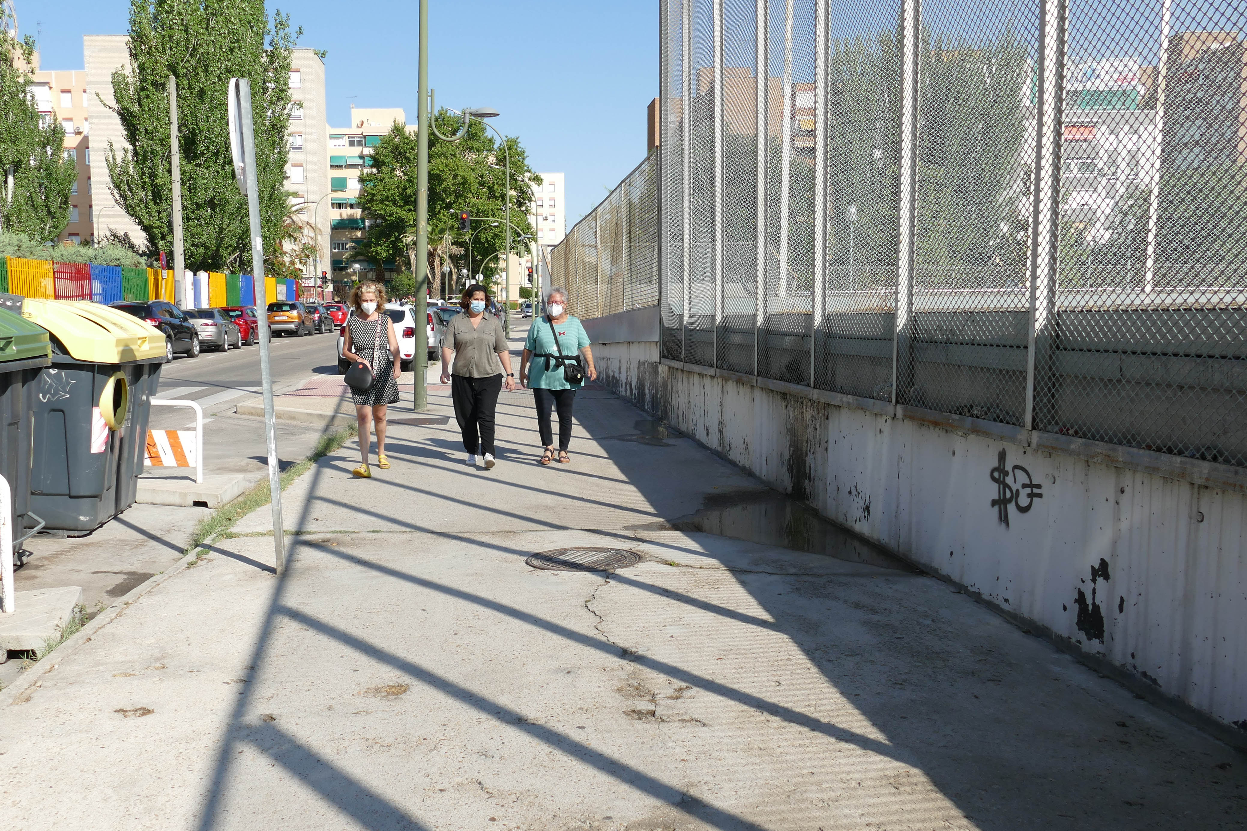 Texto Alternativo: La Alcaldesa de Móstoles sigue recorriendo las calles de la Junta de Distrito Sur-Este