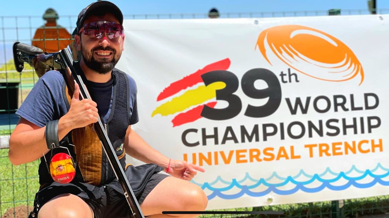 Texto Alternativo: El tirador mostoleño Mario Fuentes López se proclama Campeón del Mundo de Foso Universal