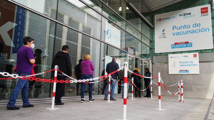 Texto Alternativo: La Comunidad de Madrid vacuna sin cita desde hoy en el Hospital Isabel Zendal y el Wizink Center
