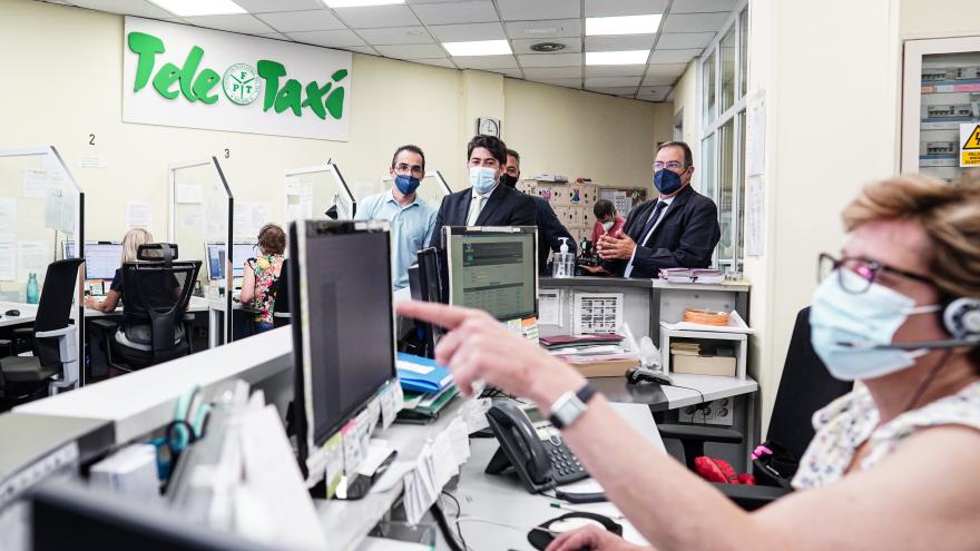 Texto Alternativo: El Gobierno de la Comunidad colabora con el sector del taxi en la renovación de flotas con vehículos menos contaminantes