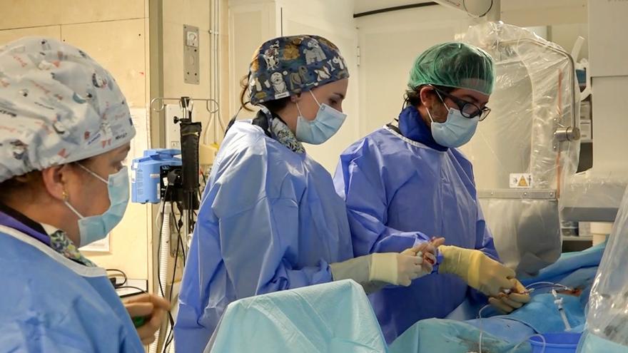 Texto Alternativo: La Comunidad interviene simultáneamente a una paciente de dos afecciones valvulares cardiacas de alto riesgo