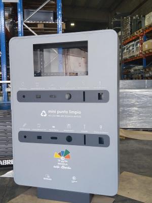 Texto Alternativo: ESMASA instala 21 mini-puntos limpios en diferentes ubicaciones de Alcorcón para acercar el reciclaje a los barrios