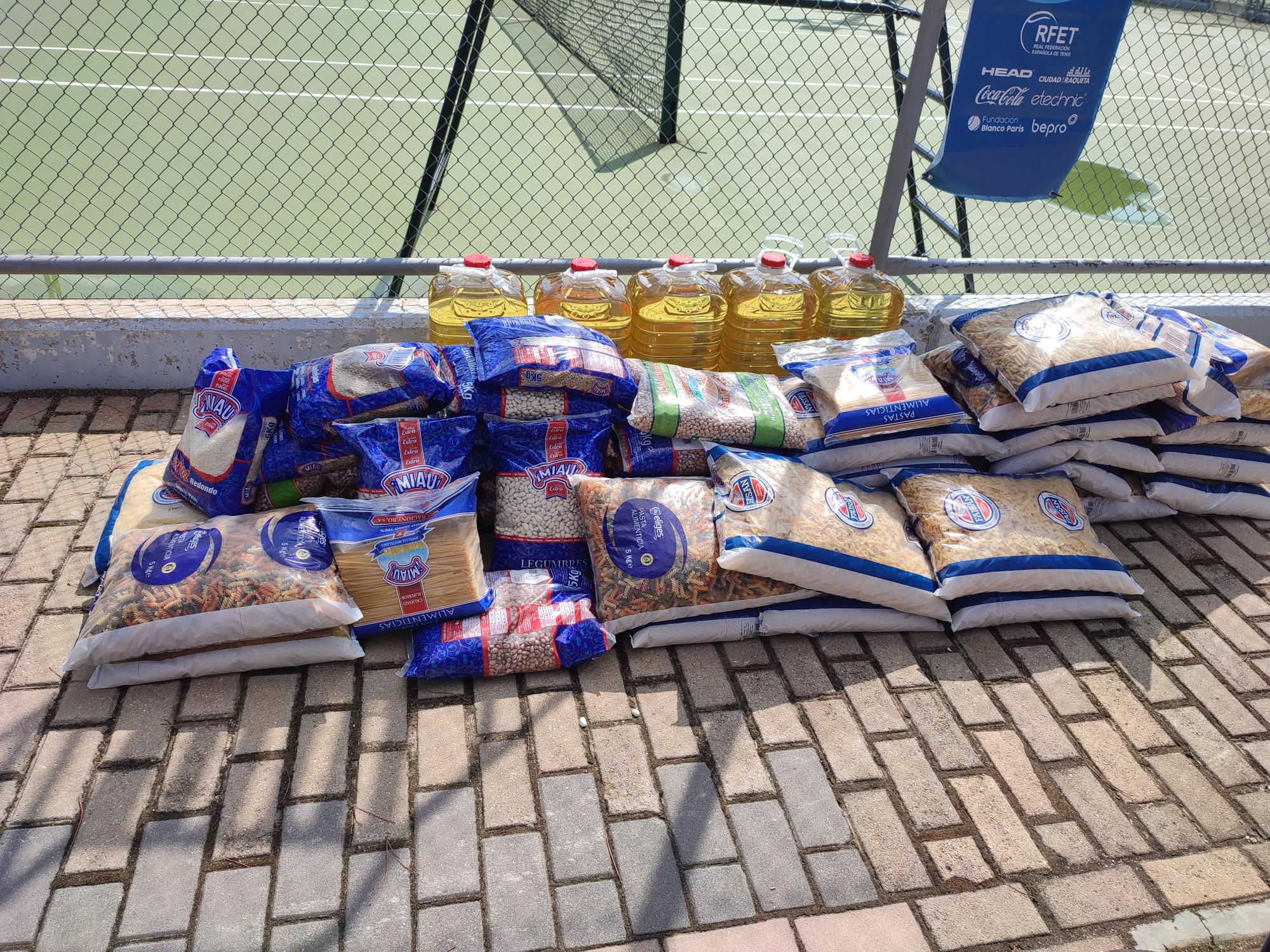 Texto Alternativo: El VII Open Nacional Ciudad de Móstoles de tenis dona 500 kilogramos de alimentos al Restaurante Municipal