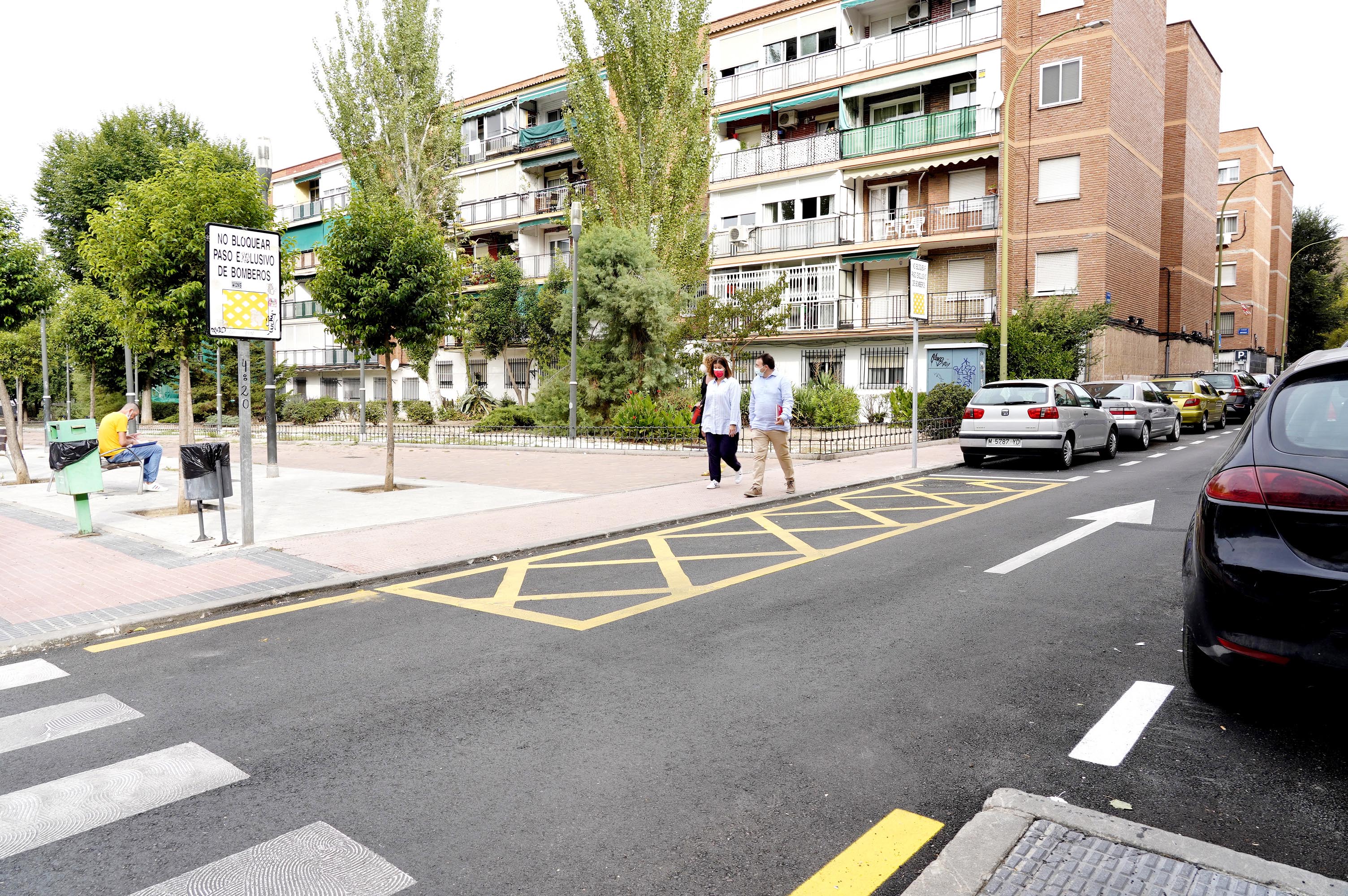 Texto Alternativo: La Alcaldesa de Móstoles visita varias calles del Distrito 1 en las que ya han acabado los trabajos de asfaltado y señalización