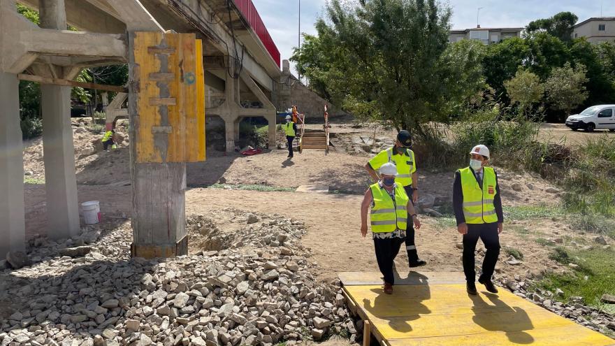 Texto Alternativo: Reel Gobierno de la Comunidad habilita el puente sobre el río Perales en Aldea del Fresno