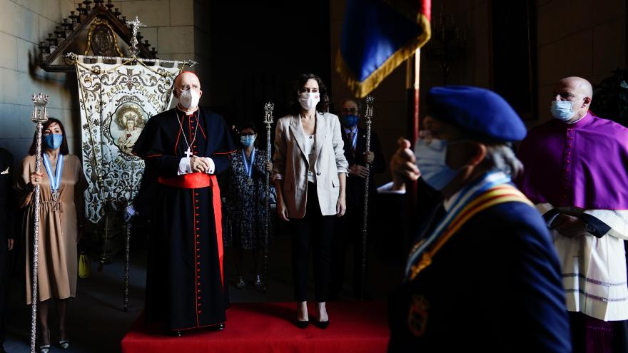 Texto Alternativo: Díaz Ayuso recibe la medalla de la Real e Ilustre Esclavitud de Santa María la Real de la Almudena