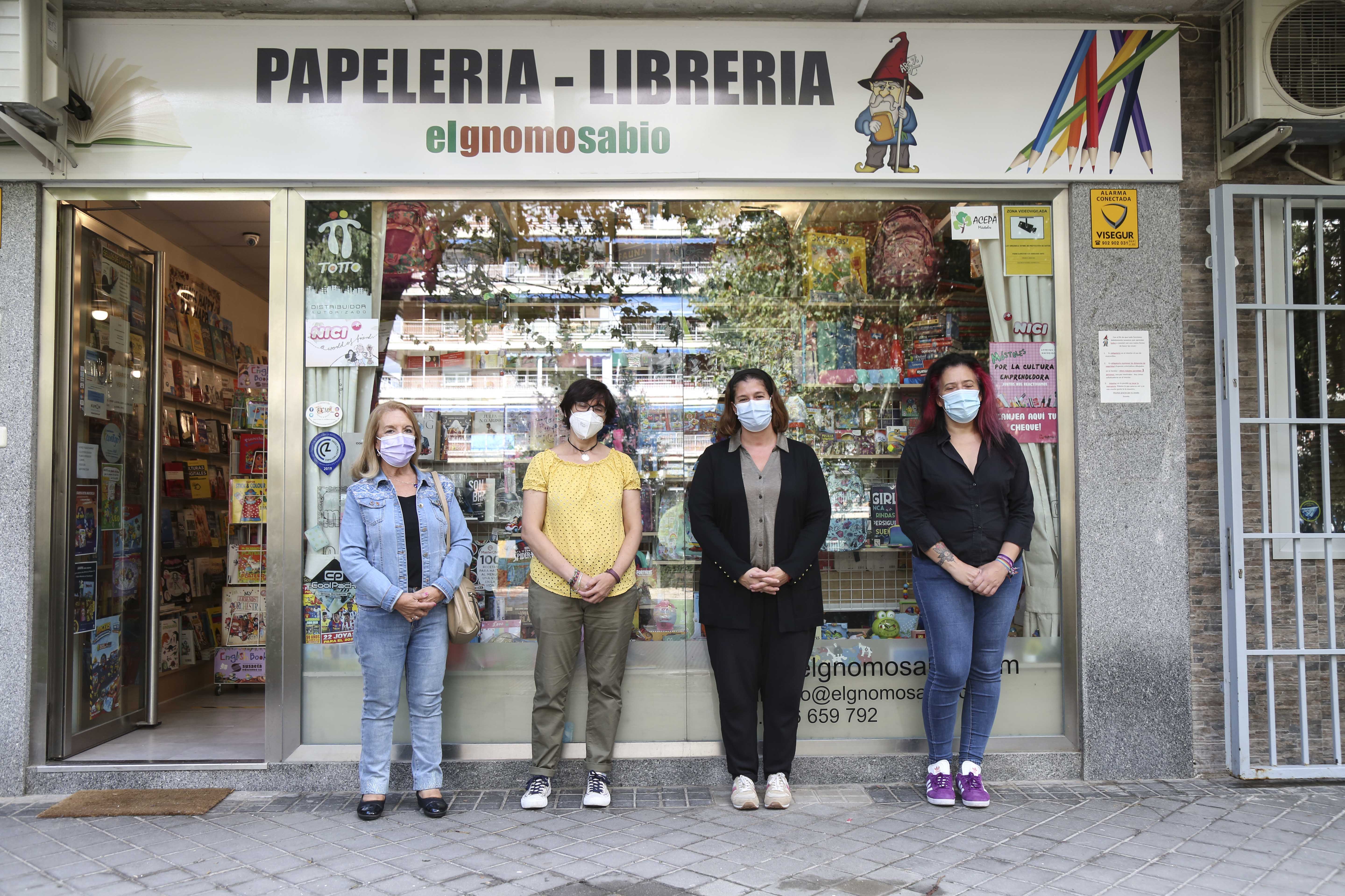 Texto Alternativo: La Alcaldesa de Móstoles visita a la librería El Gnomo Sabio dentro la campaña para dar visibilidad al entramado empresarial local