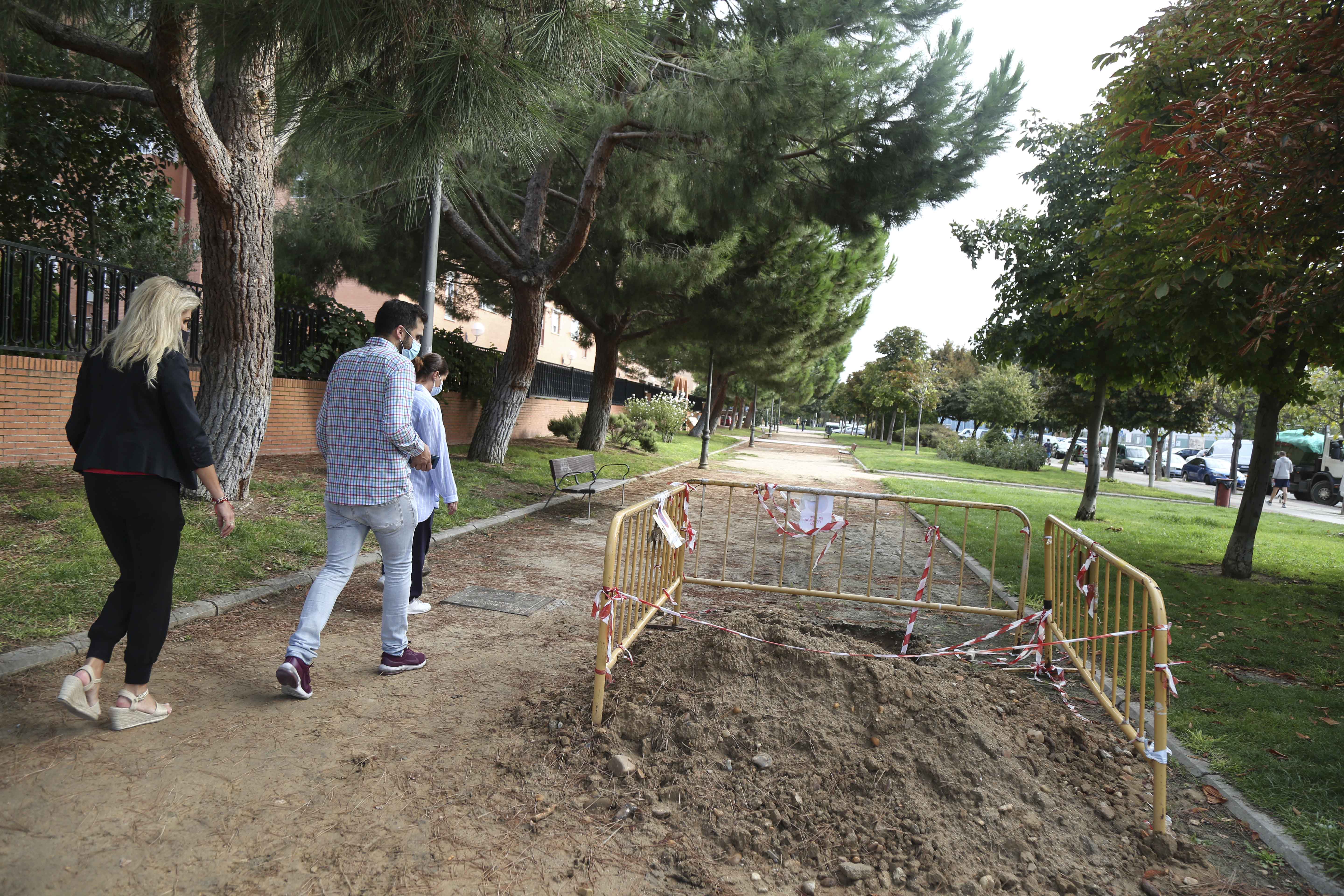 Texto Alternativo: La Alcaldesa de Móstoles visita varias zonas del Distrito Oeste