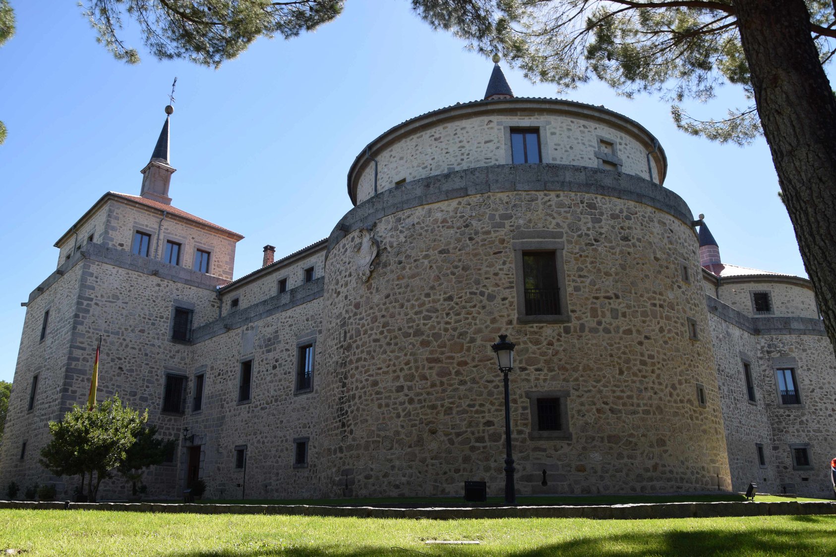 Texto Alternativo: La Oficina de Turismo organiza visitas guiadas al Castillo de Villaviciosa de Odón y la Ruta de las Villas con motivo de la Semana de la Arquitectura
