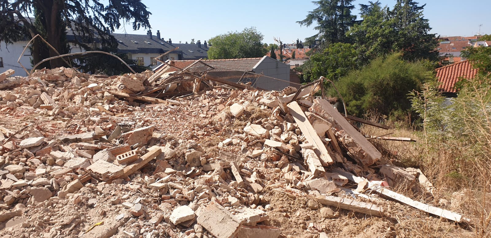 Texto Alternativo: El Ayuntamiento de Villaviciosa de Odón derriba el edificio de El Liberal en estado de ruina haciendo realidad una reivindicación vecinal