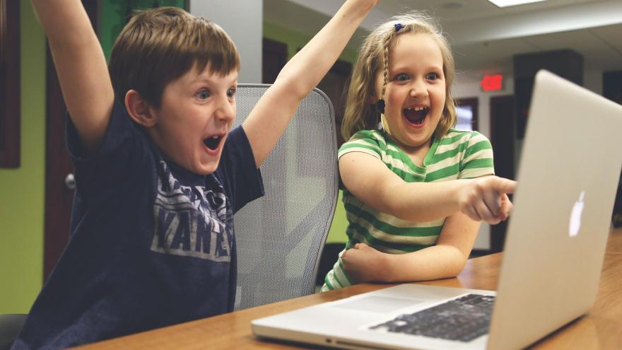 Texto Alternativo: Ayudamos a los centros educativos en la implantación de proyectos de innovación