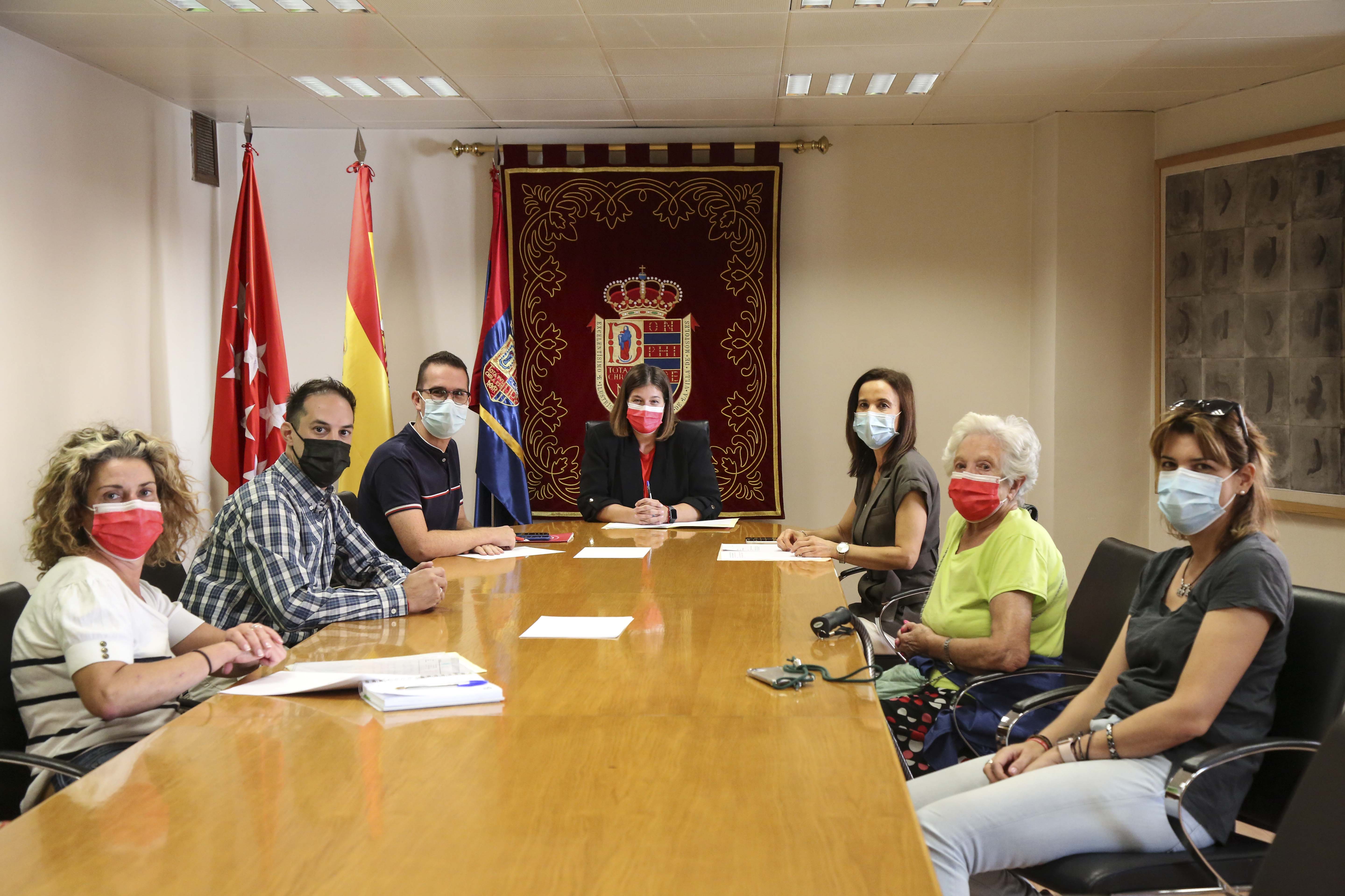 Texto Alternativo: La Alcaldía vuelve a abrirse para recibir y escuchar a las vecinas y vecinos de Móstoles en el Díselo a tu Alcaldesa