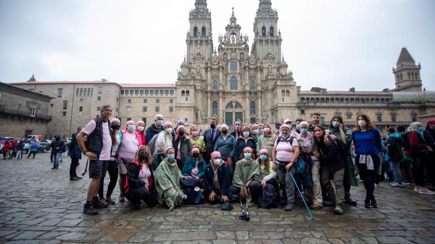 Texto Alternativo: Un grupo de pacientes oncológicas del Hospital Infanta Cristina culmina el Camino de Santiago