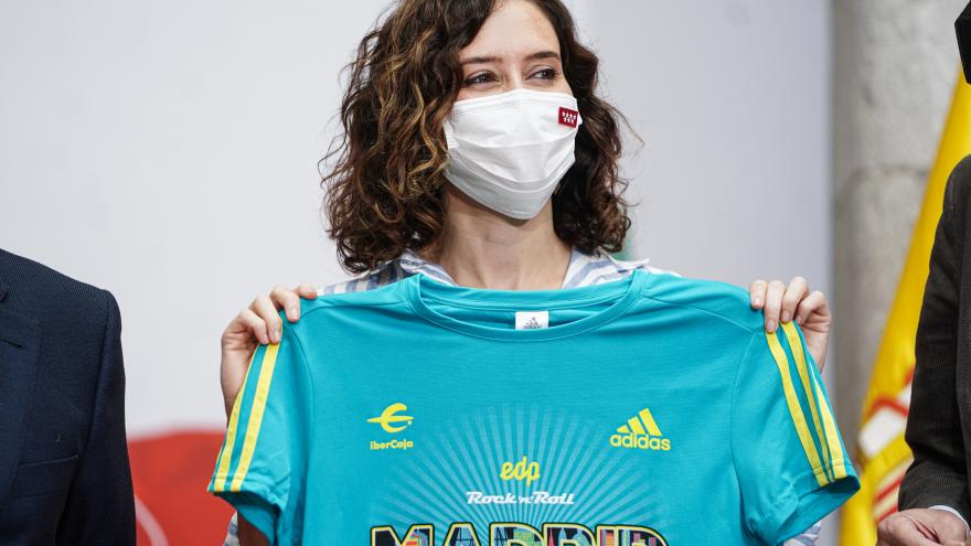 Texto Alternativo: Díaz Ayuso recibe el título de Maratoniana de Honor 2021 por su entrega y trabajo por Madrid