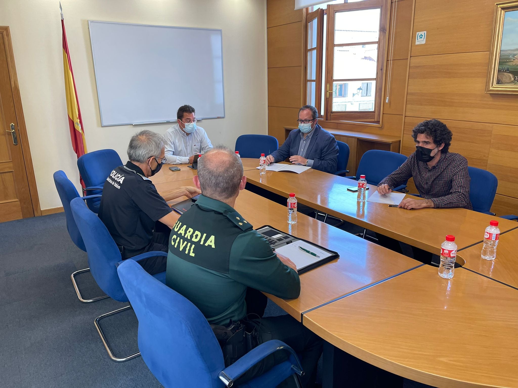 Texto Alternativo: El alcalde se reúne con la Policía Local y Guardia Civil para recabar toda la información respecto a los hechos acaecidos este fin de semana