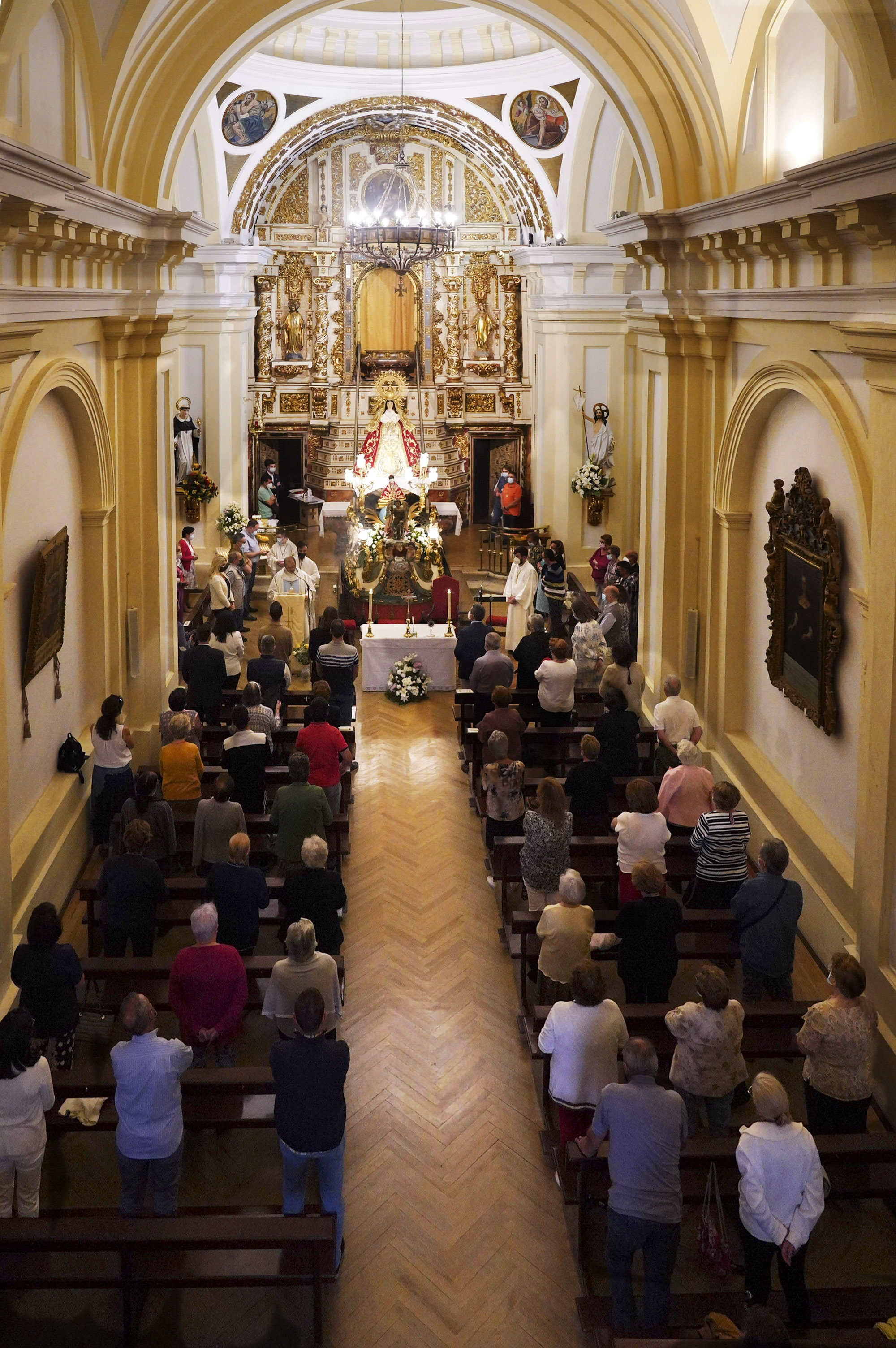 Texto Alternativo: La Alcaldesa de Móstoles asiste a la subida de la Virgen en la Ermita