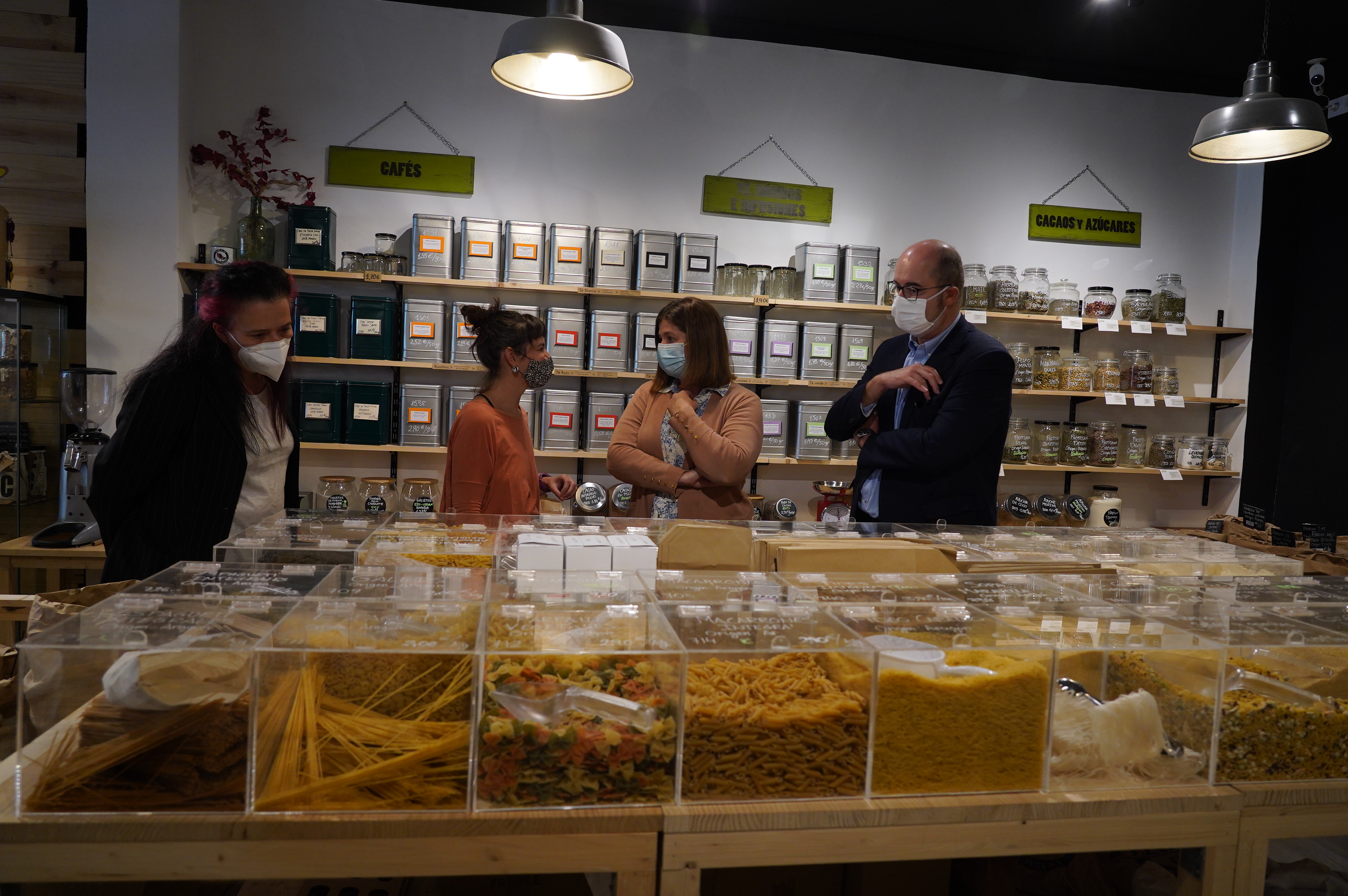 Texto Alternativo: La Alcaldesa de Móstoles visita la tienda La Vida a Granel que apuesta por los productos ecológicos y el consumo sostenible